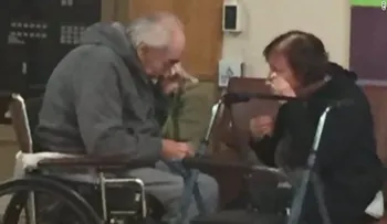 La imagen de esta pareja de ancianos despidiéndose está rompiendo corazones