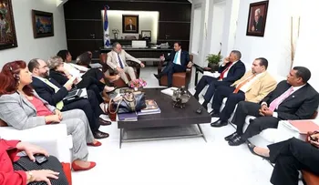 Haitiano se encadena frente a embajada de su país 