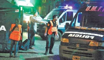 Hombre apuñala a sus dos hijos y luego intenta suicidarse
