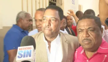 Regidor acusado de venta irregular de terrenos se presenta ante procuraduría 