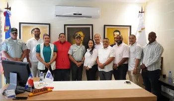 Director de la DIGESETT escucha inquietudes de la comunidad de Azua durante encuentro