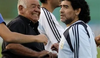 Maradona: No estoy deprimido, solo triste por la muerte de mi padre 