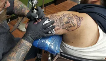 Por miedo a ser deportado por Donald Trump muchos latinos se borran los tatuajes