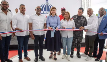 Vicepresidenta Raquel Peña inaugura Centro Tecnológico La Moneda, un destacamento policial y una cancha de baloncesto y voleibol en Los Tres Brazos
