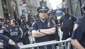 Solicitan aumenten mil nuevos policías en NY para enfrentar la violencia 
