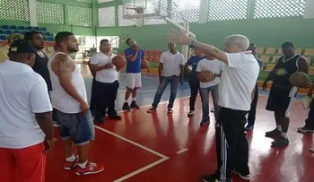 Fucondesan realiza clínica de baloncesto en San Juan con Leandro de la Cruz