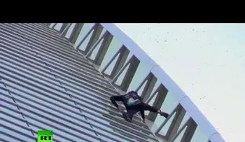 El "Spiderman francés": Alpinista urbano escala un rascacielos de París sin protección 