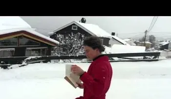 Comprobado: tomar un café y deslizarse por el hielo al mismo tiempo es posible (VIDEO)