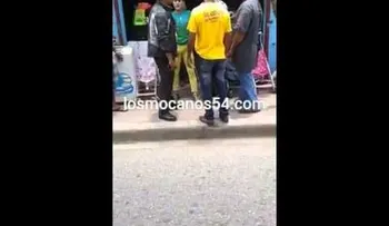 Amet maltrata joven por grabarlo con celular (Video)