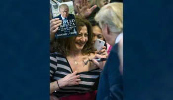 Donald Trump autografía el pecho de una emocionada seguidora