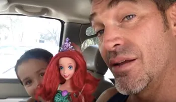 Reacción de un padre cuando su hijo escogió una muñeca como regalo se vuelve viral