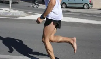 Correr descalzo reduce las lesiones