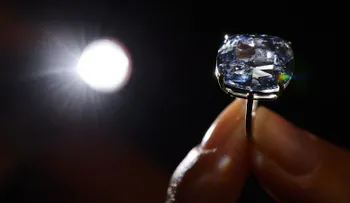 Multimillonario le compra el diamante más caro del mundo a su hija de 7 años