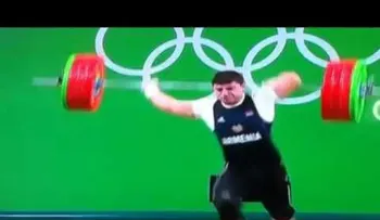 Dramático momento cuando se rompe el brazo en Levantamiento de pesas 