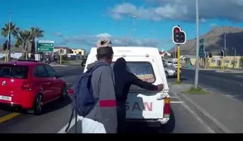 Graban un descarado robo a plena luz del día en un cruce peatonal (VIDEO)
