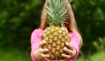 ¿Sabías que cuando comes piña, ella también te come a ti?