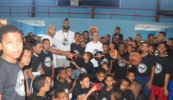 Ministro Juventud y Jack Michael realizan Clínica de Baloncesto