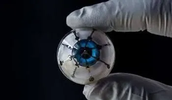 Pequeños robots nadan a través de un globo ocular para administrar medicamentos