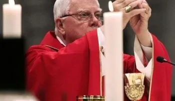 Muere cardenal Bernard Law, símbolo del escándalo de abusos sexuales en la Iglesia católica