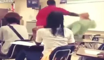 Video: Alumno ataca a profesora que le quitó celular