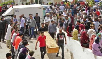 Naufragio de bote con inmigrantes deja al menos 48 muertos