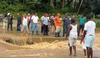 Comunitarios de Don Juan y Yamasá piden a Abinader intervenir tras colapso de paso provisional por crecida del Ozama