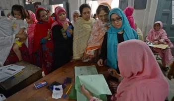 Líder islámico de Pakistán propone golpear levemente a las esposas para disciplinarlas