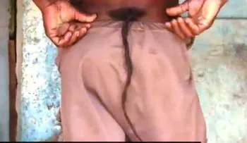 Video: Impresionante, un hombre tiene una cola y trepa como un mono 