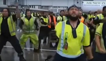 Video: trabajadores del aeropuerto reciben a los All Blacks con un 'Haka'