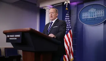 Spicer: Hitler "no usó el gas contra su misma gente del mismo modo en que Al Assad lo está haciendo"