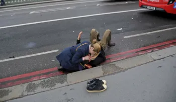 La historia detrás de una de las fotos más conmovedoras del atentado en Londres