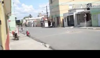 Cámara de seguridad capta como una mujer se roba una laptop entre las piernas