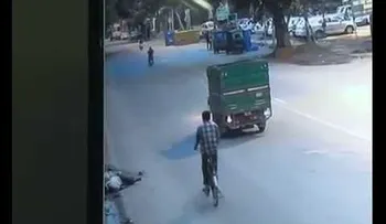  140 coches,181 ciclistas y 45 peatones, y nadie ayudó a este moribundo (VIDEO)
