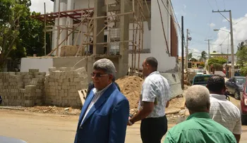 FONPER construye iglesia y entrega planta eléctrica a barrios Santiago