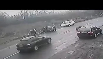 Un hombre arriesga su vida para salvar a un niño de un trágico accidente