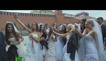 Varias novias "secuestran" a Putin en la Plaza Roja en medio de los festejos del día de Moscú
