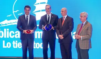 Entregan Premio Excelencia al presidente Luis Abinader y a ministro David Collado
