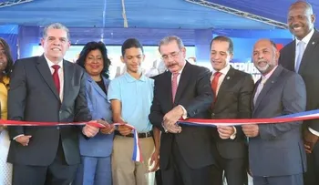 Presidente Medina inaugura liceo y estancia infantil en Santo Domingo Este