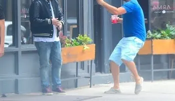 Leonardo di Caprio le hace una broma a Jonah Hill en plena calle