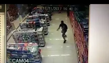 Un policía mata a dos asaltantes con su bebé en brazos