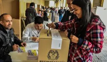 Divididos, los colombianos deciden el destino del acuerdo de paz con las FARC
