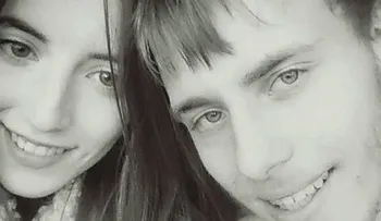 Alex Skeel, el joven a quien su pervertida novia torturó a martillazos, puñaladas y quemaduras