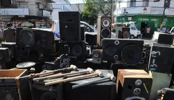 Destruyen equipos de sonido incautados a colmadones