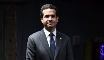 Omar Fernández no confirma aspiración presidencial para 2028 y dice que su foco es el Senado