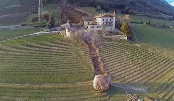 Video y  fotos: Dos enormes rocas pasan por encima de una finca en Italia  T