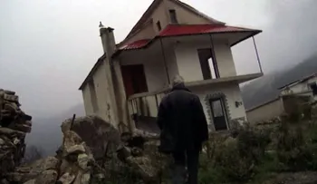El pueblo griego que se desliza lentamente por una montaña