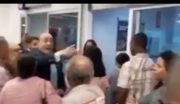 Ciudadano enfrenta a senador Prim Pujals por alegadamente imponerse en fila de un banco