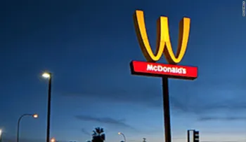 La razón por la que McDonaldâ??s voltea sus arcos durante un día