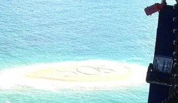Perdidos en el mar, escribieron un SOS gigante y se salvaron