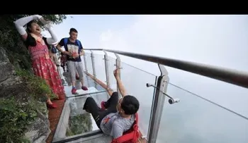 China inauguró el puente de cristal más largo y alto del mundo